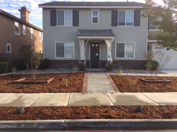 Residential Concrete Planters Flatwork Walkways — photo 2
